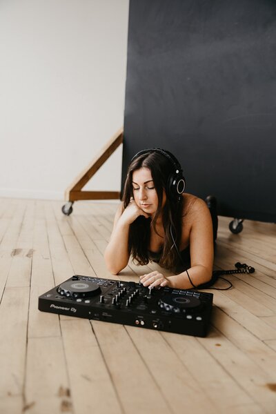 Alyssa, female wedding DJ in Cleveland, Ohio