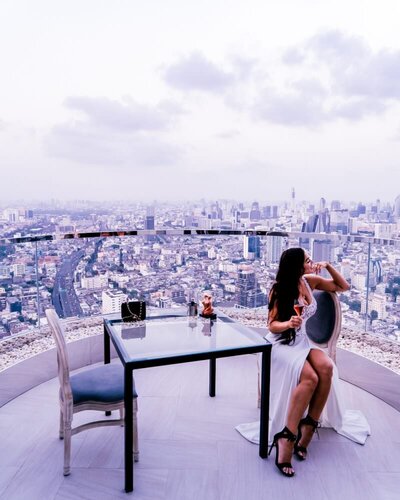 lifestyle and travel blog - Isabella sitting at Pink bar on a balcony