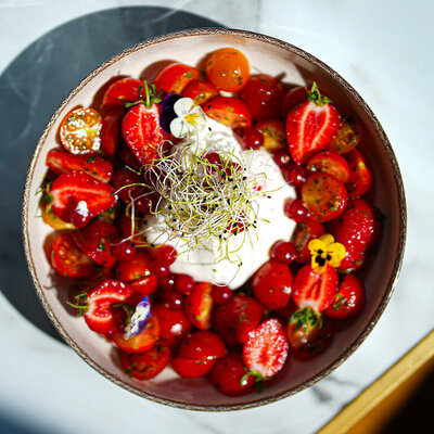 Salade restaurant burrata tomates et fraise 