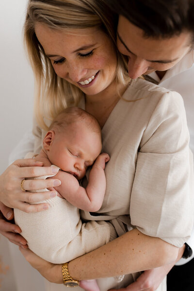 Newbornshoot foto van papa, mama en baby