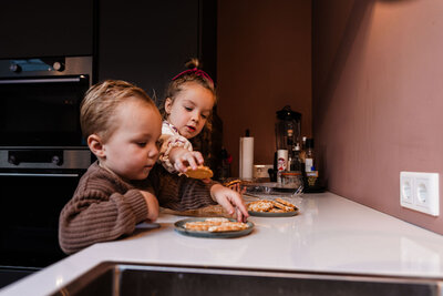 papa mama en zoon zitten op de hurken in de paarse venlose heide