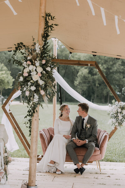 Bruidspaar tijdens een intiem momentje samen tijdens hun ceremomie