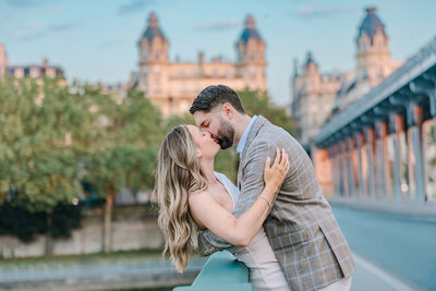 Couple kissing on Bir Hakeim Bridge during Paris Couple Photoshoot by Rachael Laporte