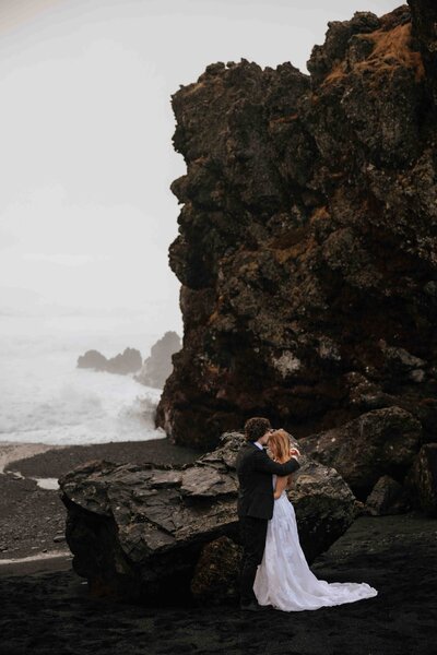 Spontane en elegante trouwfoto's van een bruidspaar in Ijsland tijdens hun elopment, vastgelegd door de professionele trouwfotograaf Melissa Boer.