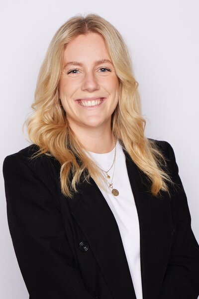 Professional photo of a woman wearing a blazer