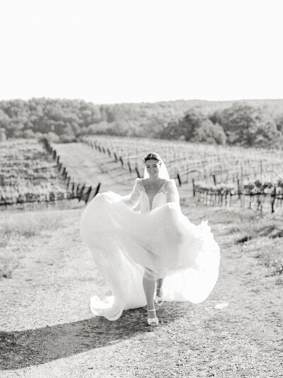 black and white bride at montaluce winery