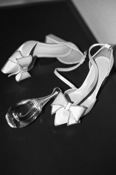Photo tendance des souliers de la mariée capturée au flash direct, dans un style éditorial inspiré des tendances actuelles sur Instagram, détail audacieux et stylisé d’un mariage moderne