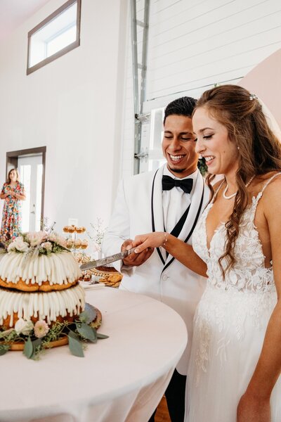 Bride holding peach and white wedding bouquet