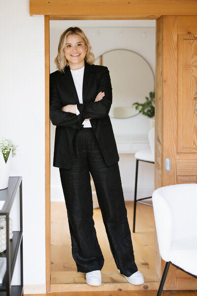 Lerne Sarah Schöb kennen, eine leidenschaftliche Makeup Artistin, deren strahlendes Lächeln und umfassende Expertise jeden Kunden begeistern.