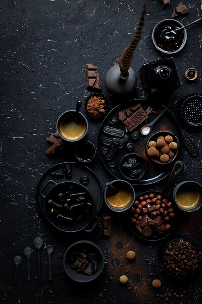 Monochrome zwarte foto met drop, chocolade, koffie. Veel schaaltjes en borden. Foodstyling door Dorien Paymans | Studio Ensō Groningen ©