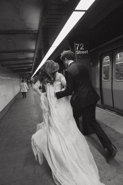 nyc couple photos in subway