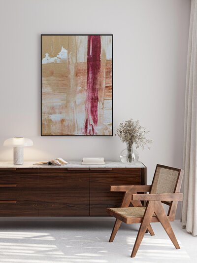 Donker walnoot wandmeubel met schilderij en woonaccessoires
