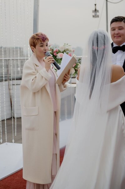 wedding celebrant arranges for a champagne toast immediately following the ceremony to celebrate the newlyweds