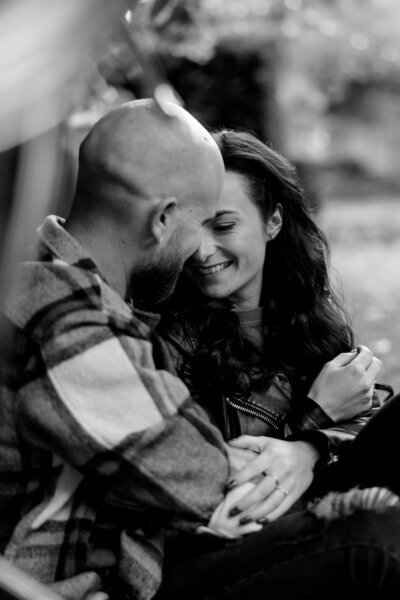 Melissa Boer Fotografie – professionele bruidsfotograaf legt een verliefd koppel vast tijdens een stoere en spontane pre-weddingshoot.