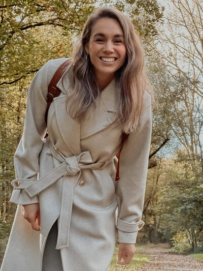 Portret van Kylie, gespecialiseerd in bruiloften en lifestylefotografie"
