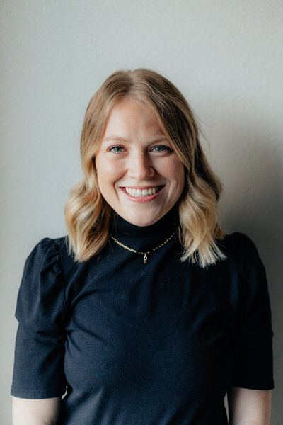 HANNAH HEADSHOT