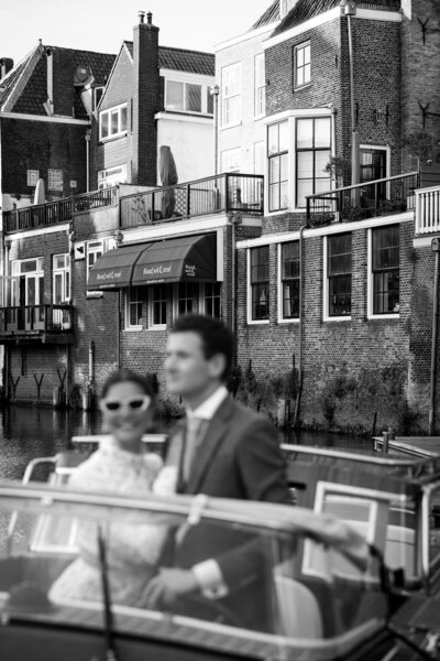 Bruidsshoot op een boot voor historische grachtenpanden door trouwfotograaf in Nederland Linda Photography