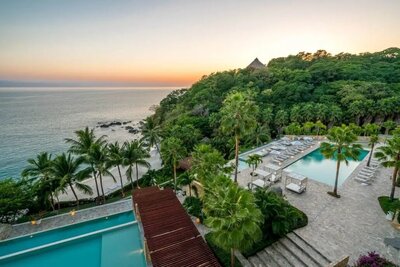 Sayulita Wellness Retreat is a psilocybin retreat that combines science and spirituality by merging practical and proven methods of psychotherapy, counseling and medical support with the traditional wisdom passed down by the shaman of medicine tribes.