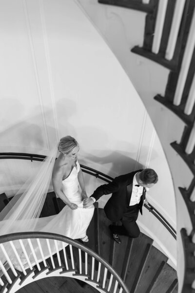bride and groom sharing a kiss in the maze at the William Aiken House