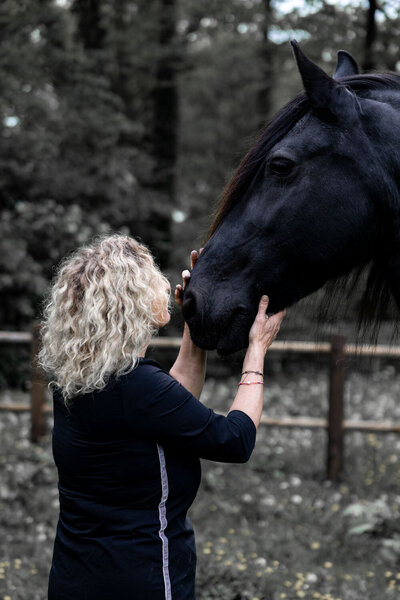 Communicatie tussen mensen en dier via dierencommunicatie.