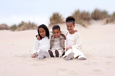 kinderen fotosessie op het strand in Wijk aan Zee