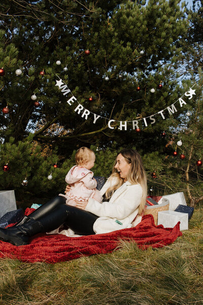 Outdoor Christmas mini session with children in the High Peak