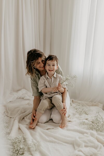 seance-photo-naissance-a-domicile-bebe-nouveaune-maman-bebe