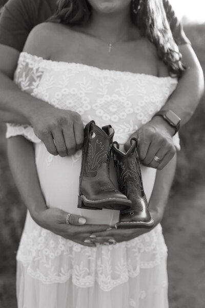 Maternity photos with little boots with ashley cole photography