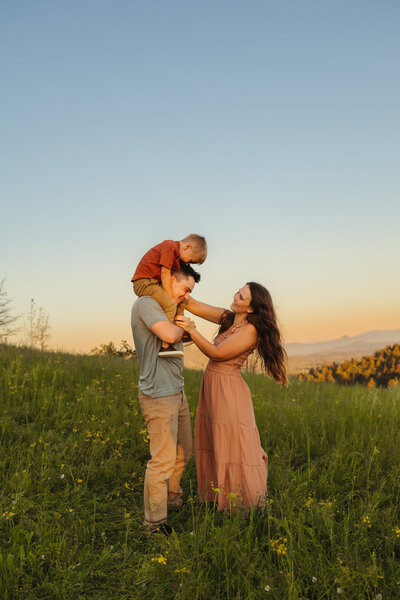 Spring family photo session location ideas near Eugene Oregon