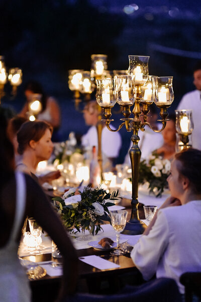 Repas en extérieur à la nuit tombée pour un événement d'entreprise