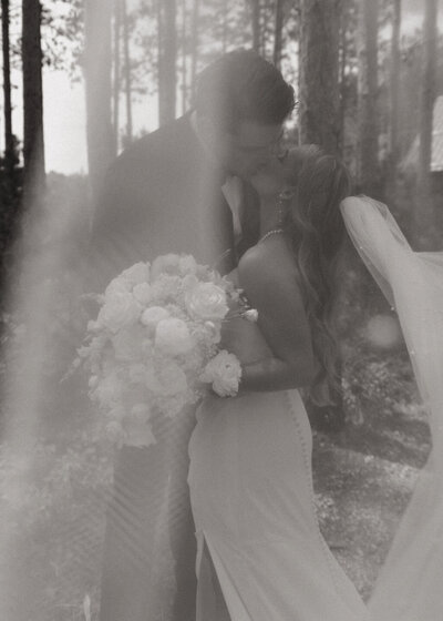 romantic outdoor wedding| couple photo inspo of bride and groom kissing