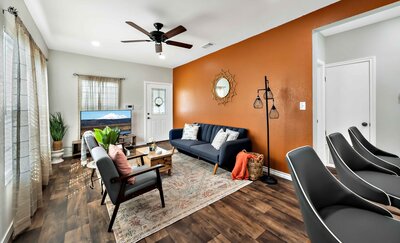 Living room with ample seating in this three-bedroom, two-bathroom vacation rental house just 5 minutes from The Silos in downtown Waco, TX.