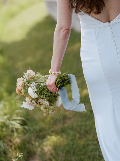 Wedding guest reads a note
