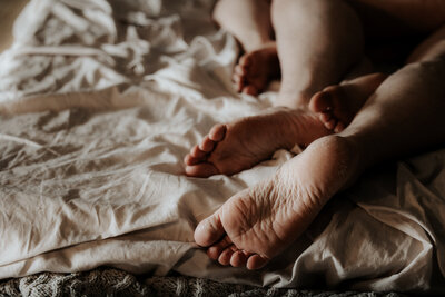 BlanchePhotographe Session Boudoir couple lit pieds
