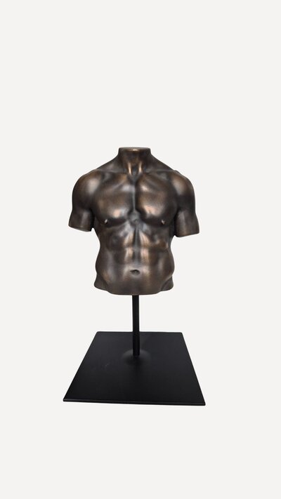 Mannen torso beeldje op sokkel