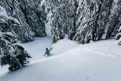 Man snowboarding at Santai Retreats - snow retreat in Japan