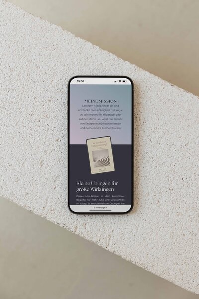 Mockup einer Website für Yogalehrerin Sandra von Wolkenyoga, feminin gestaltet.
