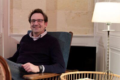 Bureau lumineux au sein de l’espace de travail SATTVA