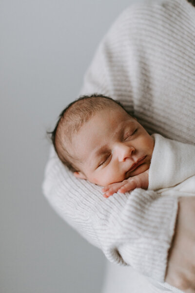 Newborn Photographer, sleeping baby in parent's arms
