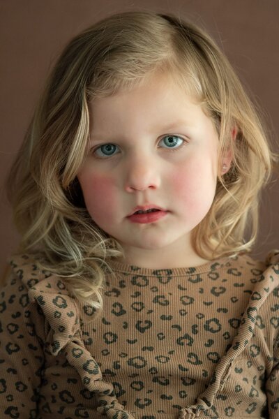 kinderportret bruine achtergrond