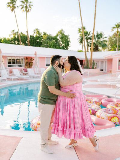 couple kissing by the pool at the Trixie Motel