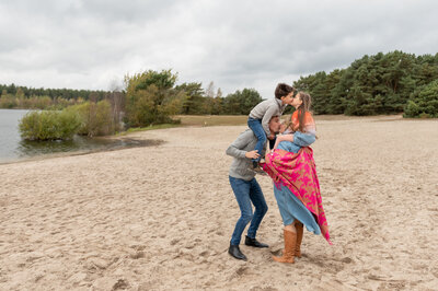 spontane gezinsfoto van koppel met 2 kinderen op locatie aan de Lommelse Sarah gefotografeerd door Digidroom