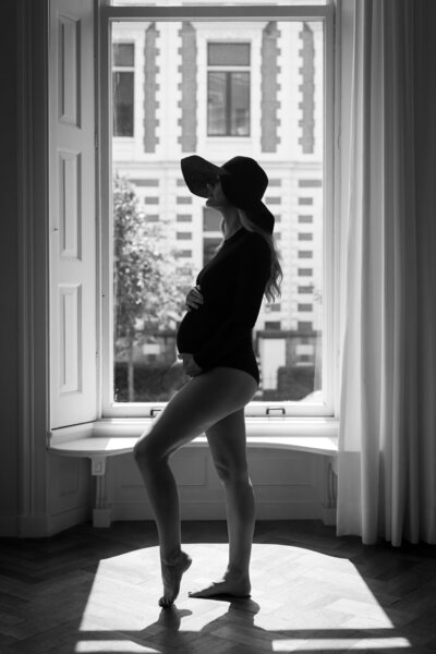Styled portfolioshoot zwangerschap in daglicht studio Mae Maison in Veghel