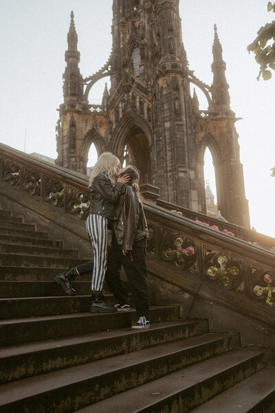 couples session in front of the scot monument in edinburgh UK