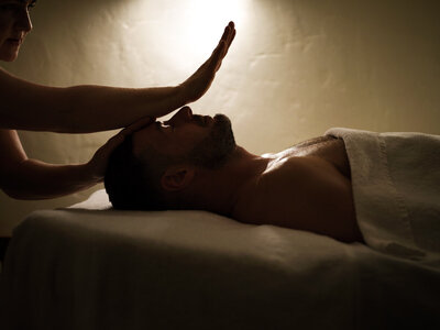 Mann erhält Kopfmassage im SPA des Bernstein Hotel.