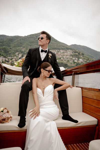photoshoot in lake como boat couple