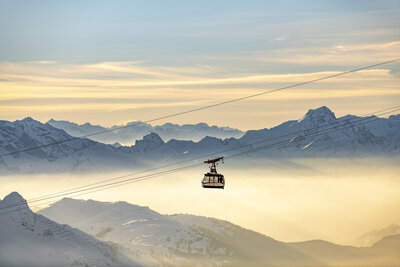 Panoramisch uitzicht met besneeuwde bergtoppen in Sankt Anton