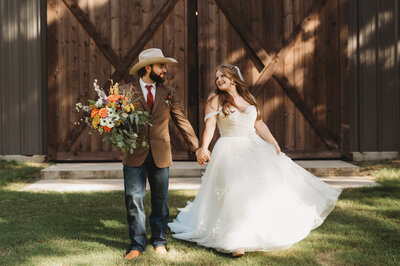 Lacey Nicole Photography at The Rosewood Venue in Mount Vernon Texas Bride dallas wedding photographer barn wedding bride & groom pic ideas