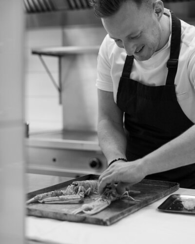 Chef Niels Schievink van restaurant Bisque Groningen in de keuken. Bereiding van  kreeft. Fotografie door Dorien Paymans | Studio Ensō Groningen ©