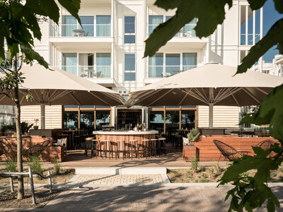 Sonnige Terrasse des BRACA Restaurants im Hotel the breeze.